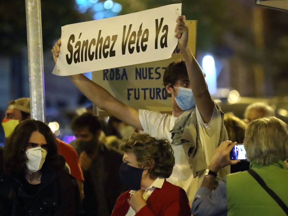 Foto: Decenas de madrileños participan este viernes, frente a la sede del PSOE en la madrileña calle Ferraz. (EFE) 