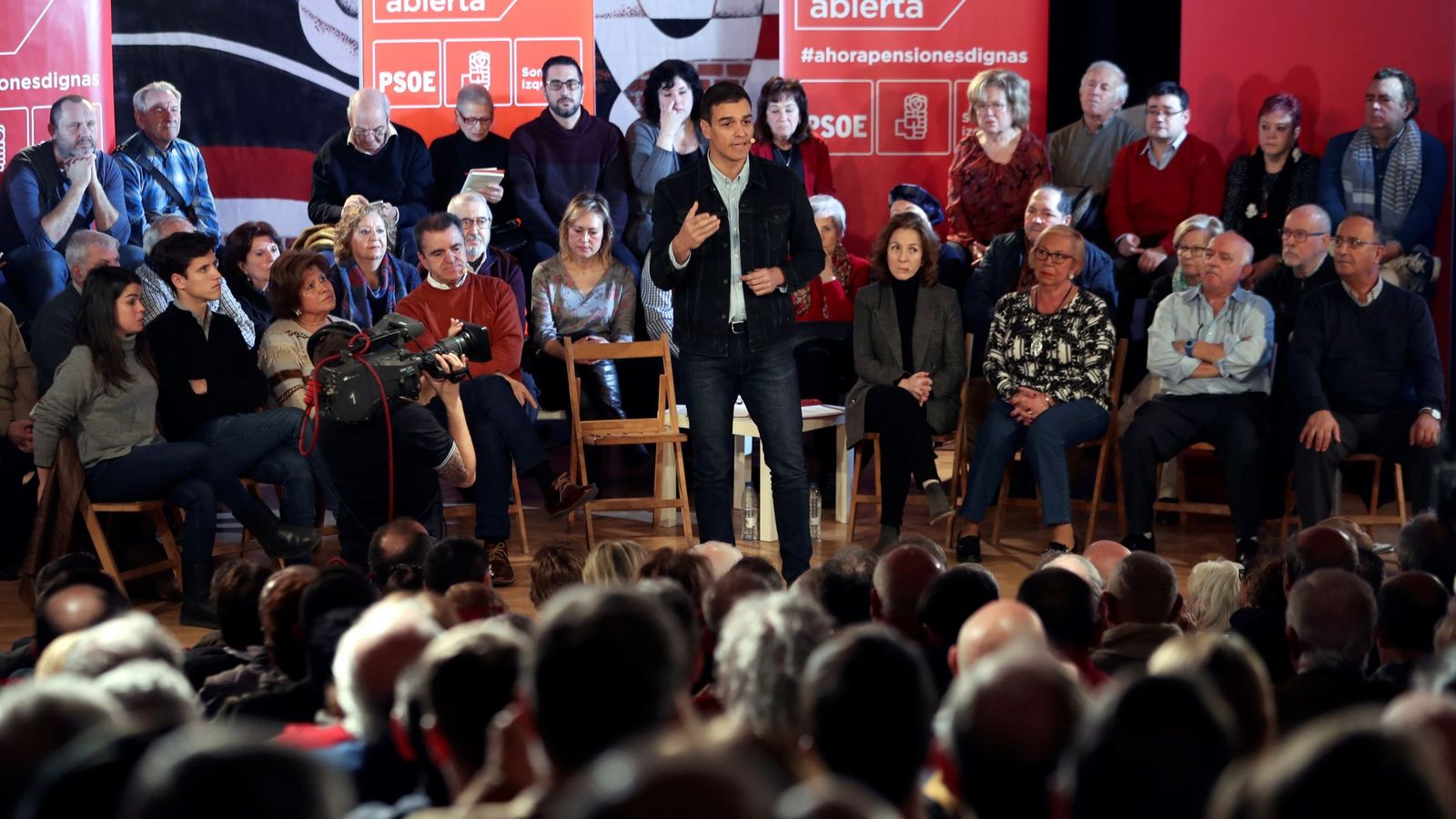 Foto: Pedro Sánchez, durante su asamblea abierta en Madrid, en el distrito de Hortaleza, y al lado del líder del PSOE-M, José Manuel Franco. (EFE) 