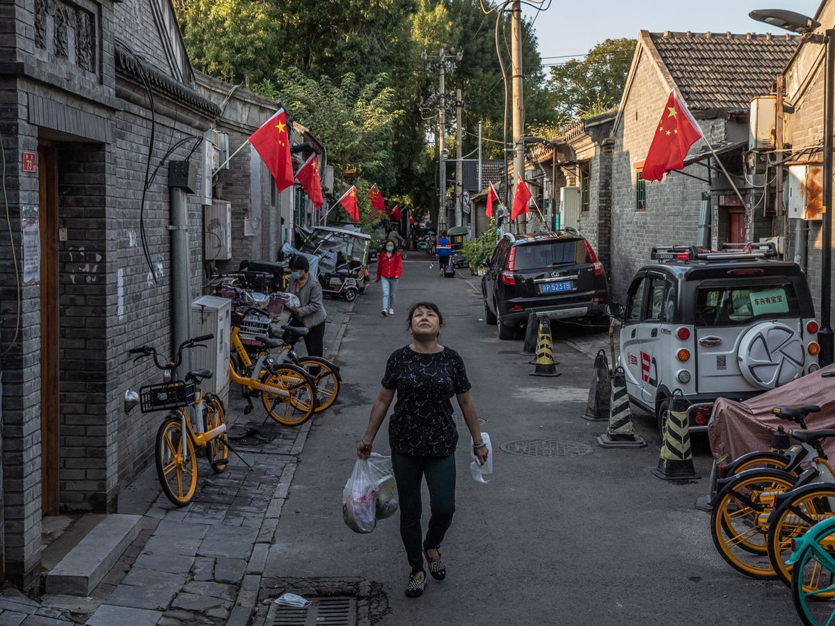 Foto: Una mujer en un 'hutong' de Pekín. (EFE/Roman Pilipey)
