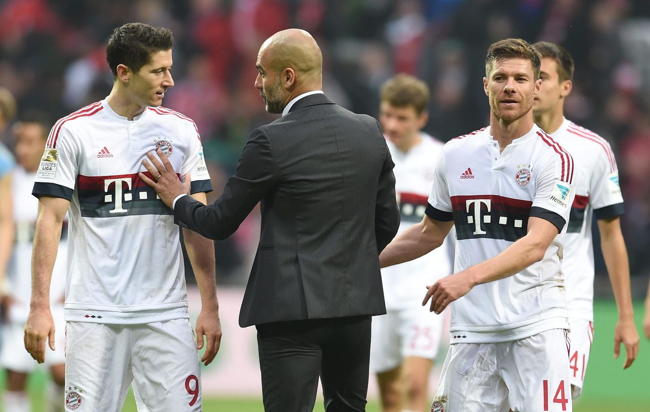 Lewandowki, con Pep Guardiola y Xabi Alonso, en el Bayern de Múnich (EFE) 