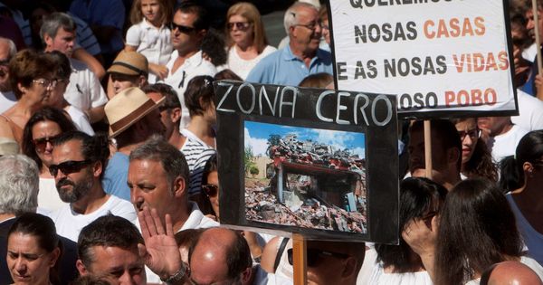 Foto: Manifestación de los afectados por la explosión en Tui, Pontevedra. (EFE)