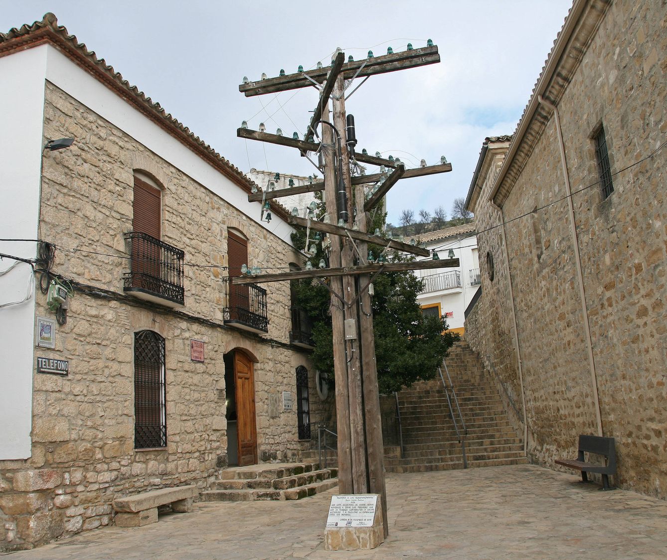 Entrada al Museo de Telecomunicaciones de Canena, con una escultura alegórica. (Imagen: Toño Ramos (Patrimonio de Telefonía) | Flickr)