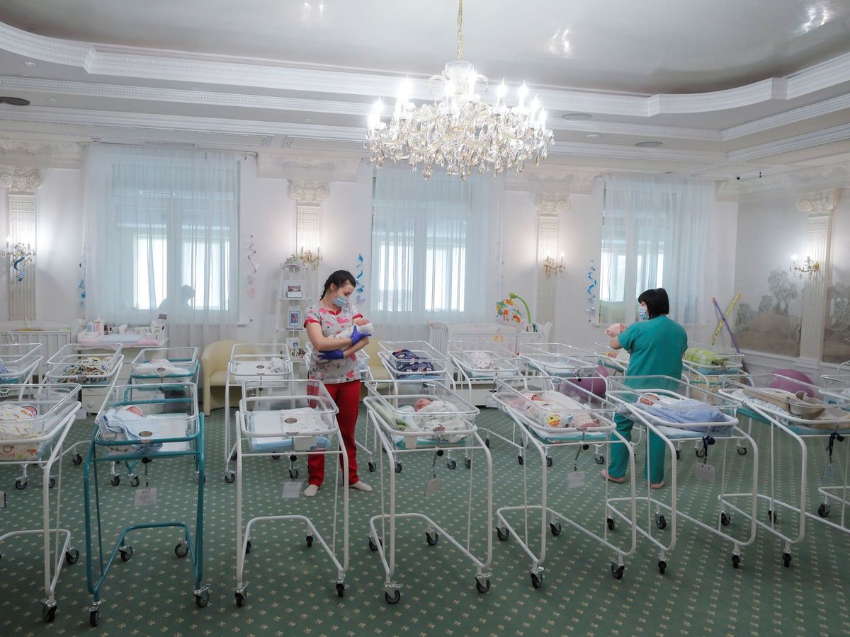 Foto: Foto de archivo de varias enfermeras cuidando bebés de gestación subrogada un hotel de Kiev. (EFE)