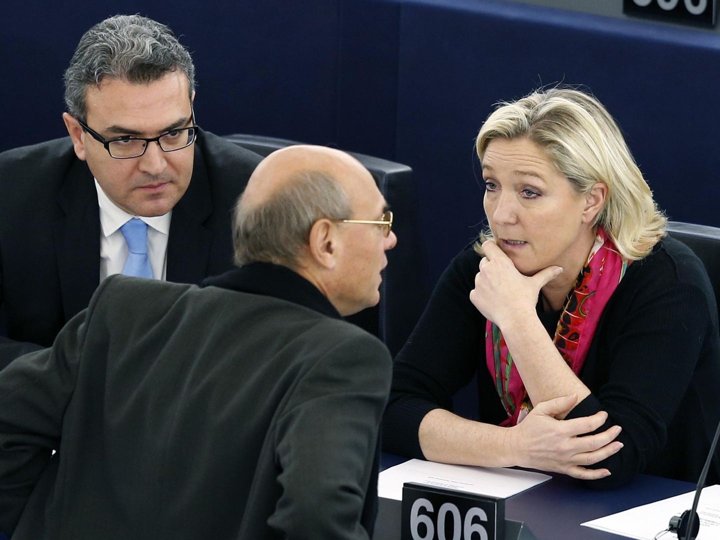 Chauprade (izquierda) cuando todavía se sentaba en las filas de Marine Le Pen. (Reuters)