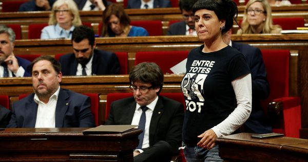 Foto: El presidente Carles Puigdemont y la política de la CUP Anna Gabriel. (Reuters)