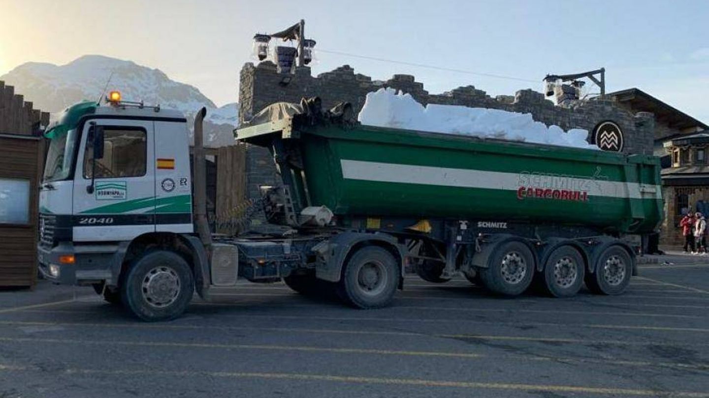 Un camión repleto de nieve en la estación de Formigal, en el aparcamiento del après-ski de Marchica . (Cedida)