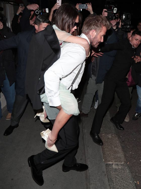 David Beckham, llevando a su esposa a caballito. (Gtres)