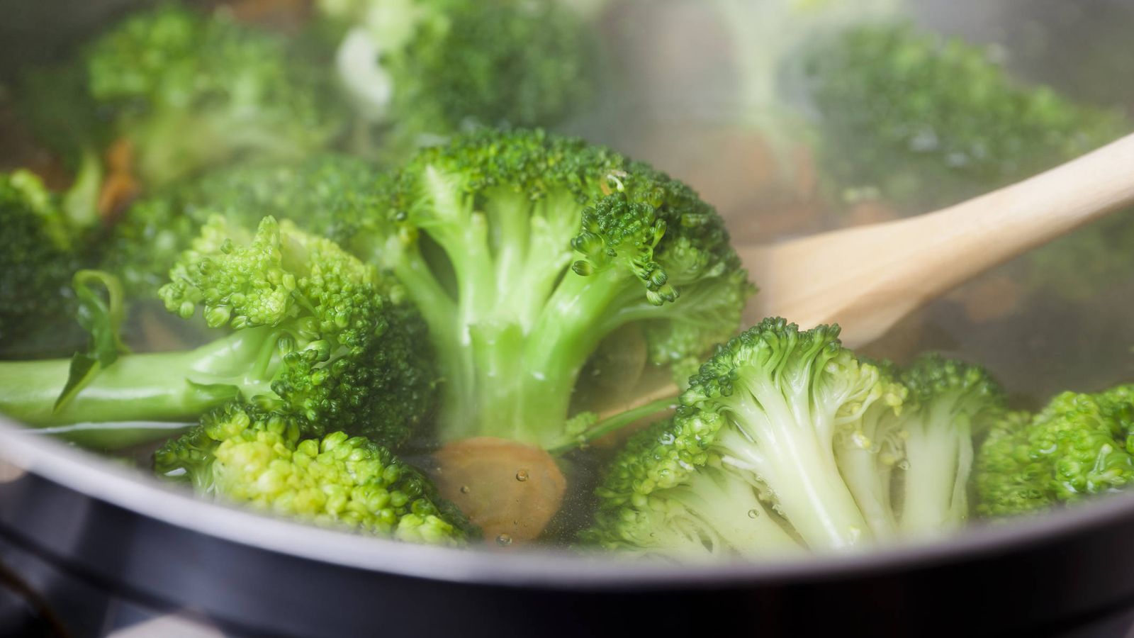 Foto: Este brócoli podría crujir o deshacerse suavemente en nuestra boca. ¿Cuál de las dos opciones es mejor? (iStock)