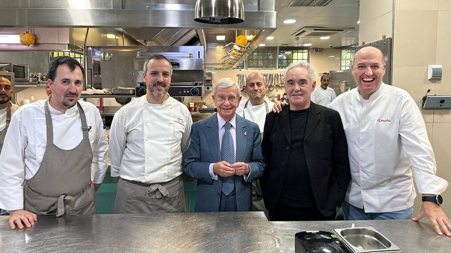 La cocina de Zalacaín se sitúa entre las mejores de Madrid. En la foto, Rafael Ansón y Ferran Adrià con el equipo de cocina y con Íñigo Urrechu, director gastronómico. (Rafael Ansón)