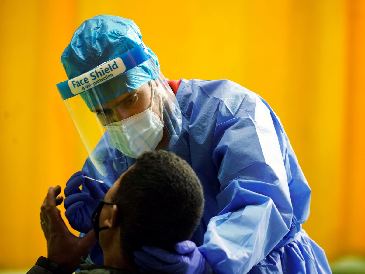 Foto: Un enfermero realiza un test de coronavirus en  Alpedrete. (Reuters) 