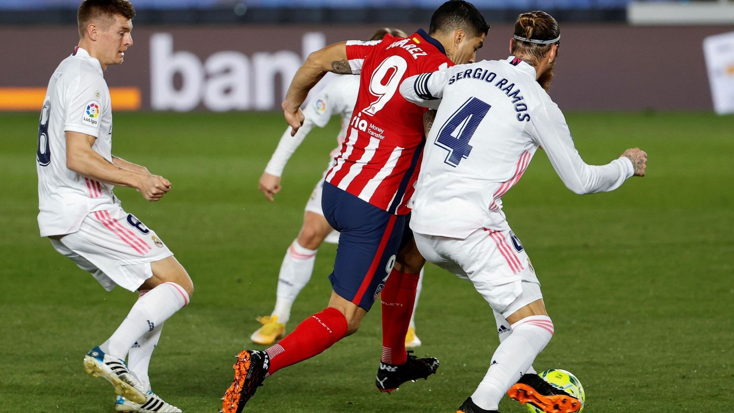 Luis Suárez y Sergio Ramos pugnan por un balón en la ida. (Reuters)