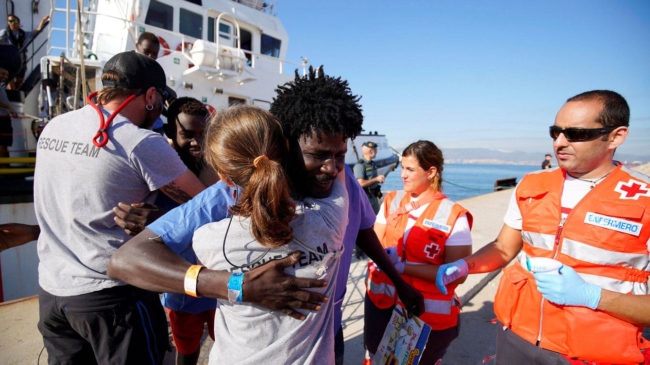 Foto: Uno de los tripulantes del barco 'Proactiva Open Arms' en el Puerto de San Roque en Algeciras. (Reuters)