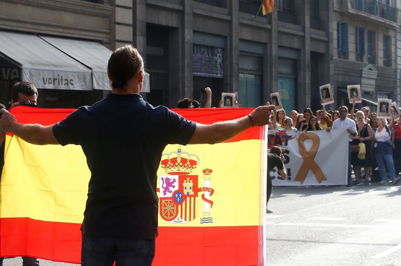 Un hombre con una bandera de España entre los manifestantes. (EFE)