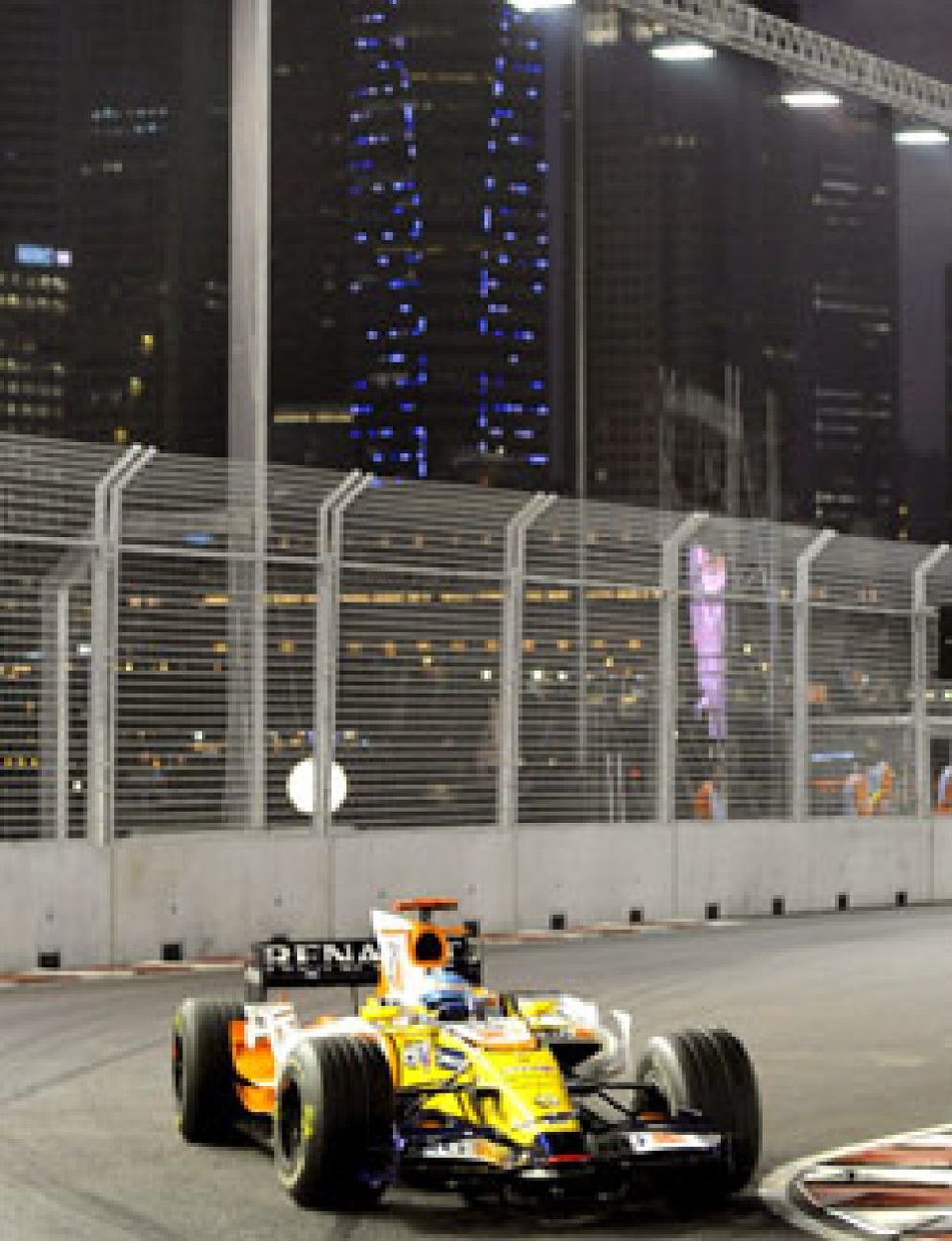 Foto: Massa logra la primera 'pole' nocturna y una avería hunde a Alonso