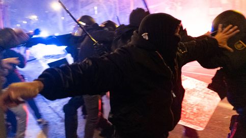 La violencia en Ferraz marca la protesta más multitudinaria tras el pacto con Junts
