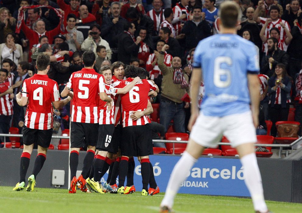 Foto: Los jugadores del Athletic celebran un gol de Aduriz (EFE).
