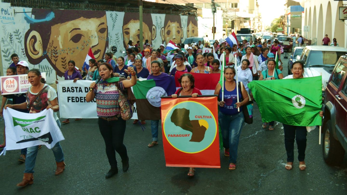 Campesinas paraguayas piden que se les permita la tenencia de tierras. (EFE)