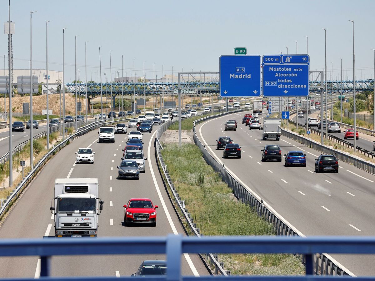 Foto: Imagen de archivo del tráfico en España. (EFE/Zipi)