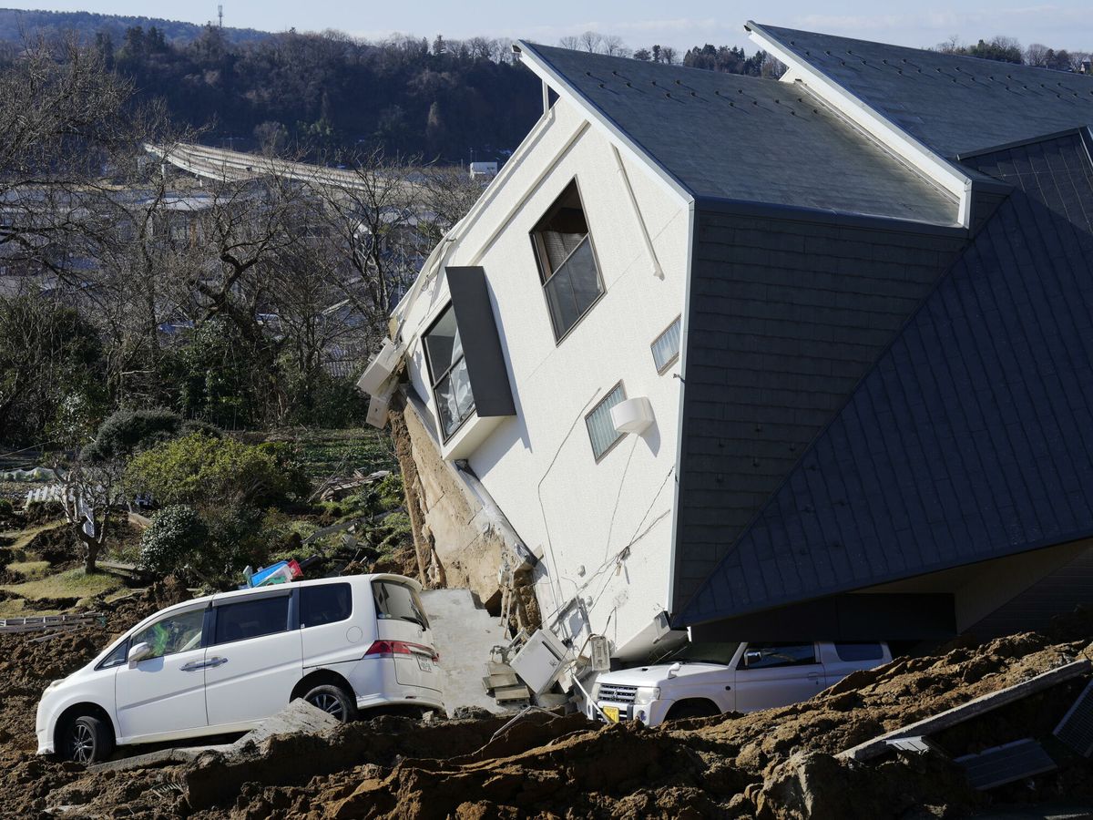 Foto: ¿Es seguro viajar a Japón tras la alerta por tsunami del terremoto? Qué hacer si tienes un vuelo (EFE/EPA/FRANCK ROBICHON)