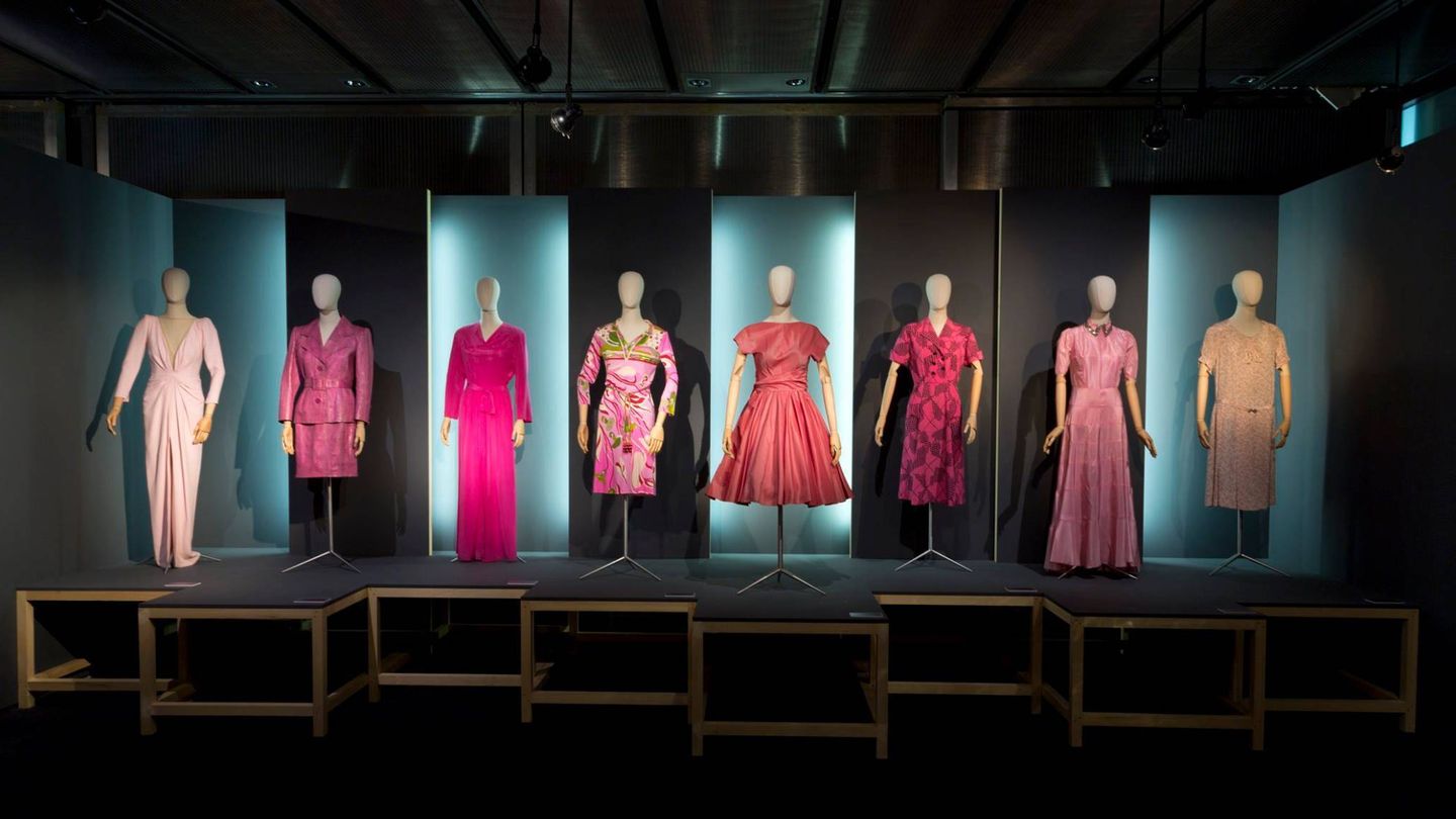 Algunas de las prendas de la exposición 'La vie en rose', del Museo del Traje. (Cortesía)