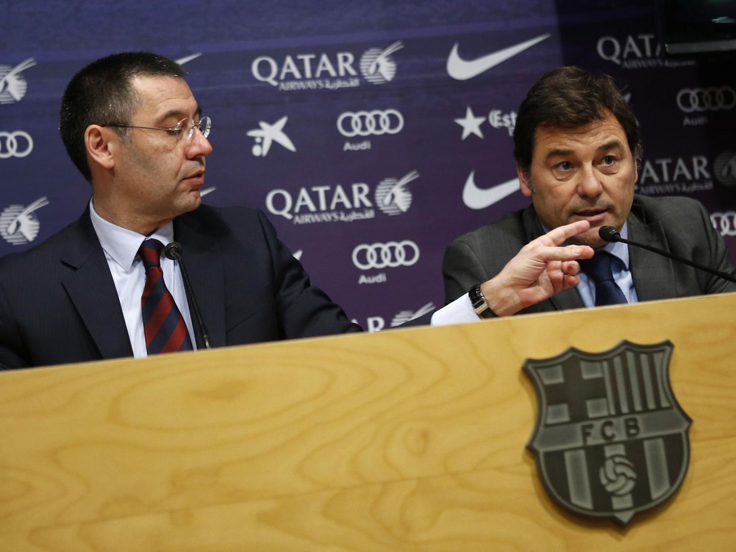 Josep Maria Bartomeu y Raül Sanllehí, durante su etapa en el FC Barcelona. (Reuters)