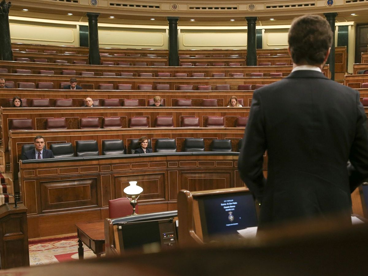 Foto: El líder del PP, Pablo Casado (d), interpela al presidente del Gobierno, Pedro Sánchez (i), durante el pleno extraordinario celebrado el pasado miércoles. (EFE)