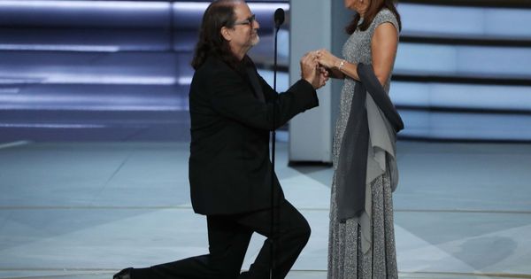 Foto: Glenn Weiss, que obtuvo el Emmy a la mejor dirección de un especial de variedades, pide matrimonio a su novia Jan. (Reuters)
