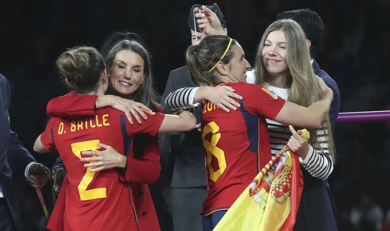 Letizia y Sofía felicitan a las jugadoras tras ganar el Mundial. (EFE)