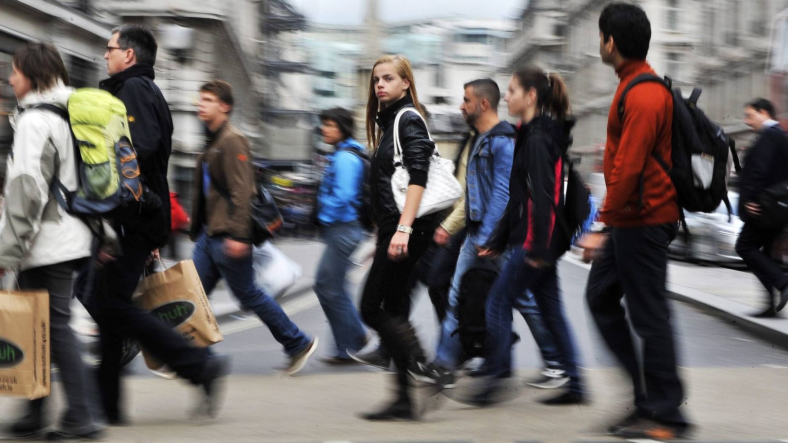 Foto: Jóvenes estudiantes en una calle de Londres, capital de Reino Unido. (Efe)