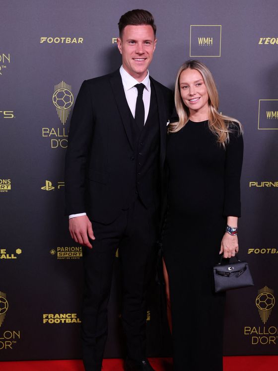 Marc Andre Ter Stegen y su esposa, Daniela, a su llegada al Balón de Oro.  (Reuters/Stephanie Lecoq)