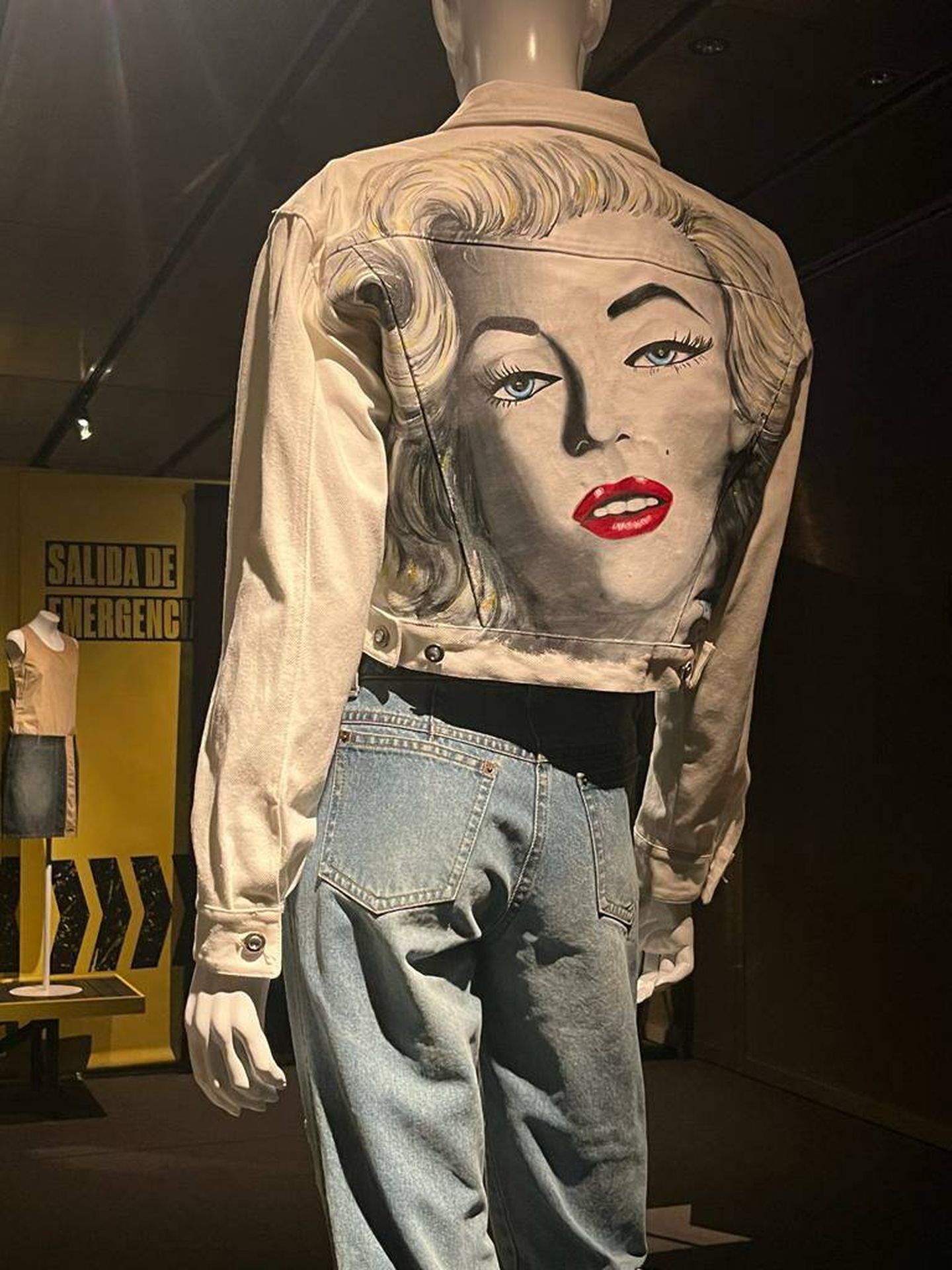 Una chaqueta vaquera estampada con la cara de Marilyn Monroe. (Vanitatis)