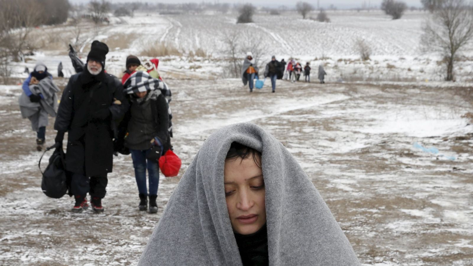 Foto: Refugiados, tras cruzar la frontera de Macedonia, cerca del pueblo de Miratovac, el 18 de enero de 2016. (Reuters)