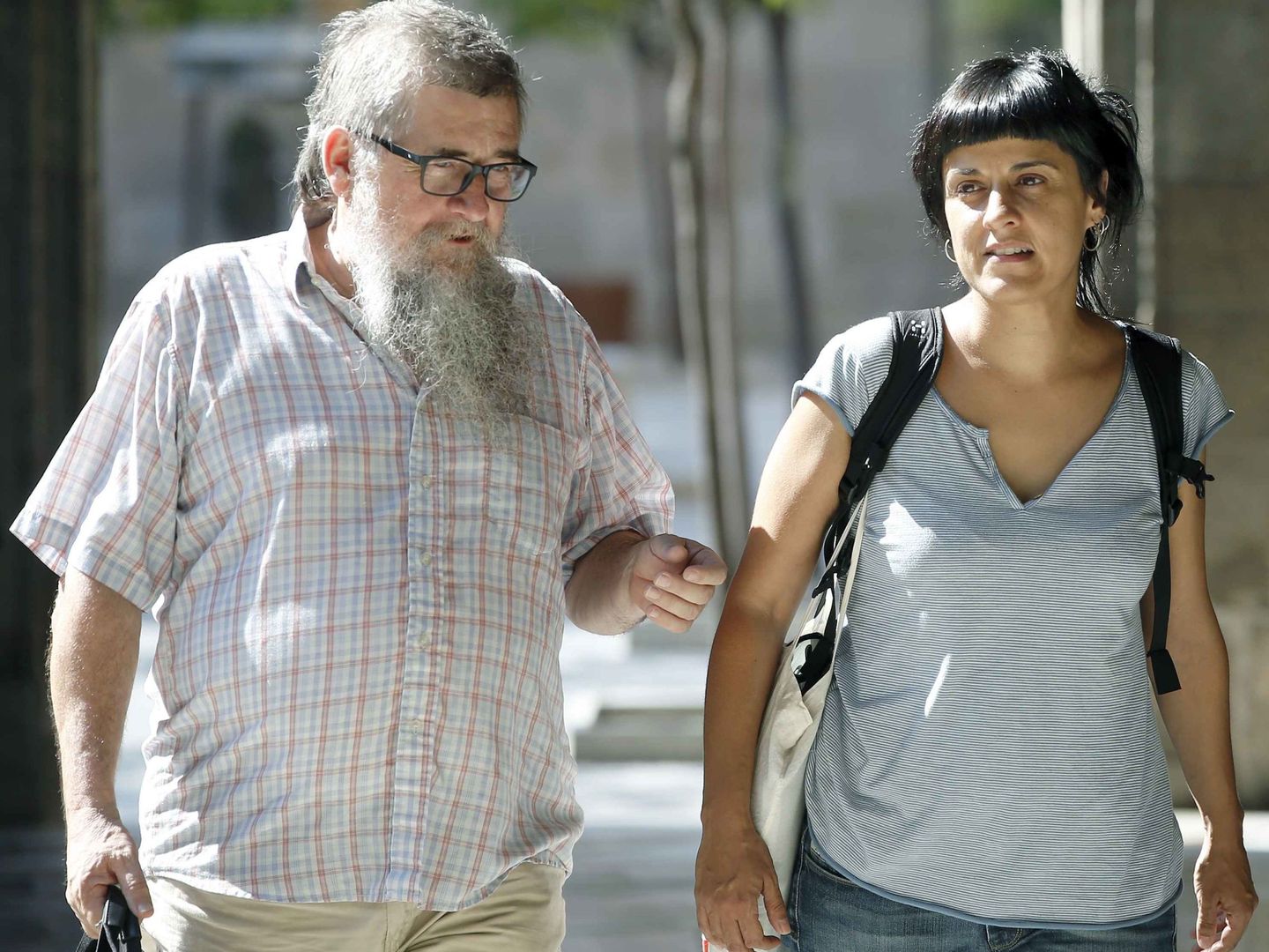 Joan Garriga charla con Anna Gabriel durante un paseo. (EFE/Andreu Dalmau)