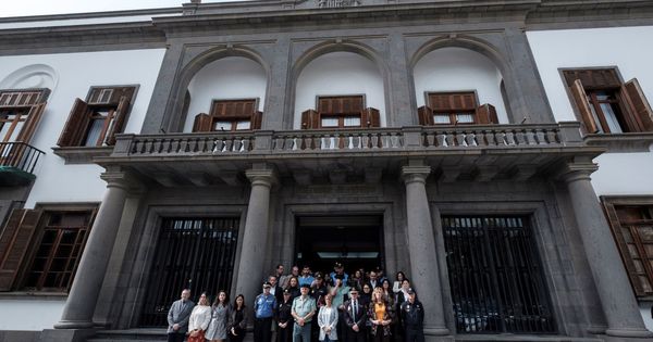 Foto: Concentración ante la Delegación del Gobierno en Canarias en memoria de la mujer asesinada en Tenerife. (EFE)