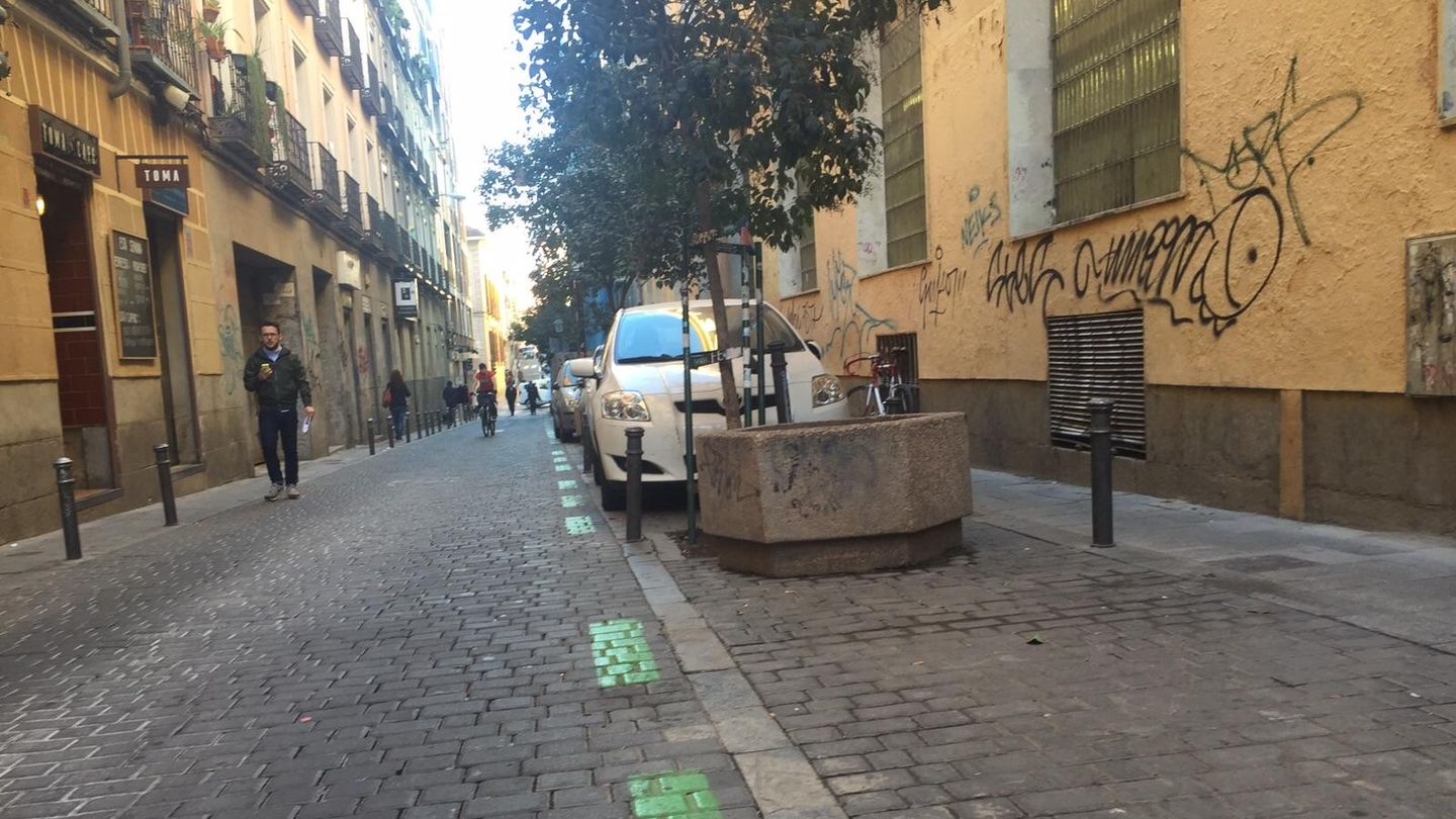 Coches residentes aparcados en la zona del centro de Madrid. (Foto: Brenda Valverde / Pablo López Learte)
