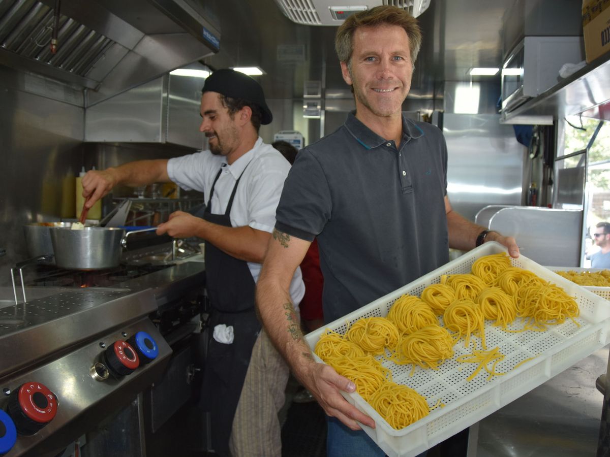 Foto: Emanuele Filiberto de Saboya pone un camión de comida con los sabores de Italia. (EFE)