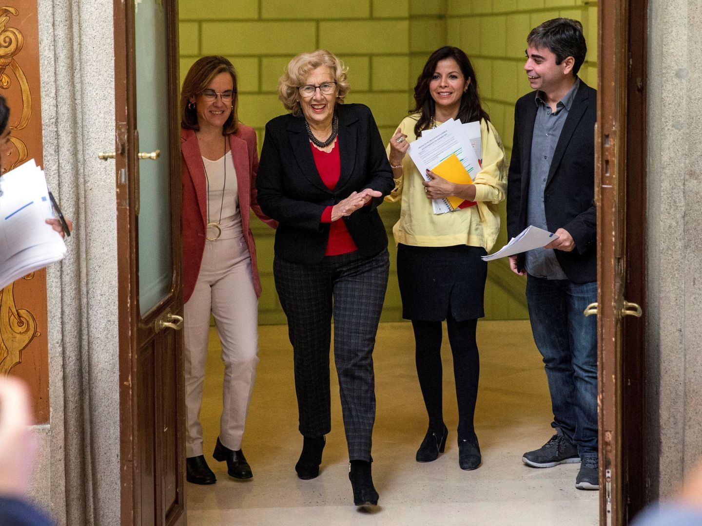 Erika Rodríguez (amarillo), junto a Manuela Carmena, Purificación Causapié y Jorge García Castaño, en la presentación de un Ayuntamiento de Madrid. (EFE/Rodrigo Jimenez)