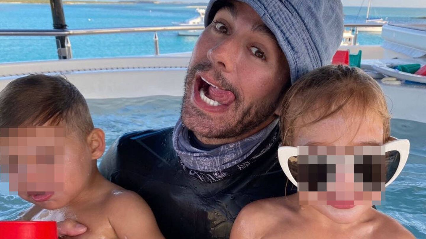 Enrique Iglesias posa con sus dos hijos mellizos. (Instagram @enriqueiglesias)