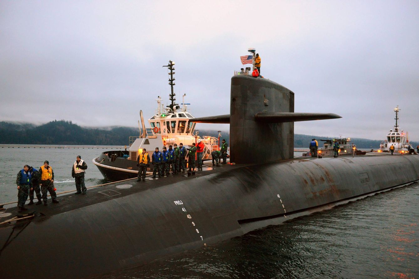 El submarino portador de misiles balísticos de la clase Ohio USS Nevada a su regreso a la base en el puerto de Bangor, Washington, en marzo de 2014. (Reuters)