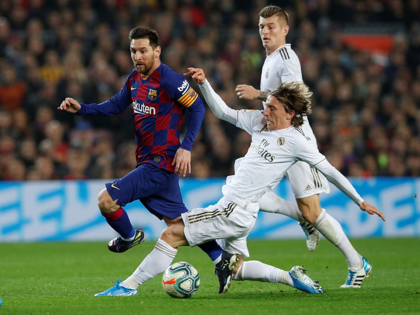 Messi disputa un balón con Modric en los instantes finales del Clásico. (EFE)