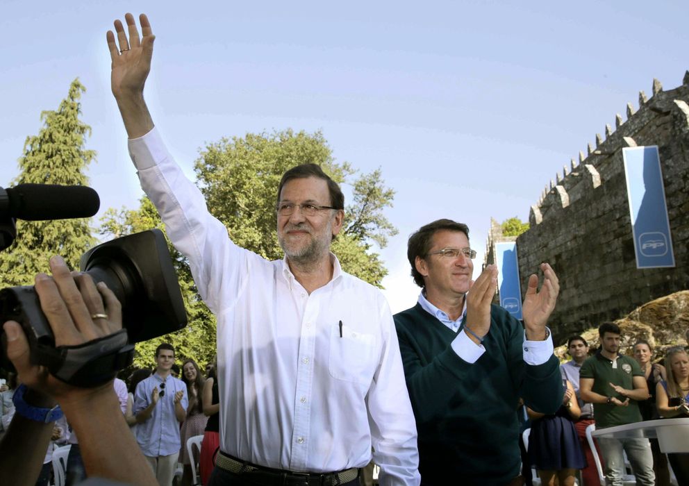 Foto: El presidente del Gobierno, Mariano Rajoy, saluda junto al titular de la Xunta, Alberto Núñez Feijóo, al comienzo del acto político en Pontevedra. (Efe)