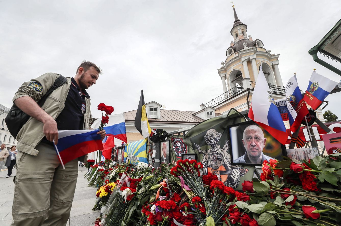 Un hombre lleva flores al memorial de Prigozhin en Moscú. (EFE/EPA/Y. Kochetkov)