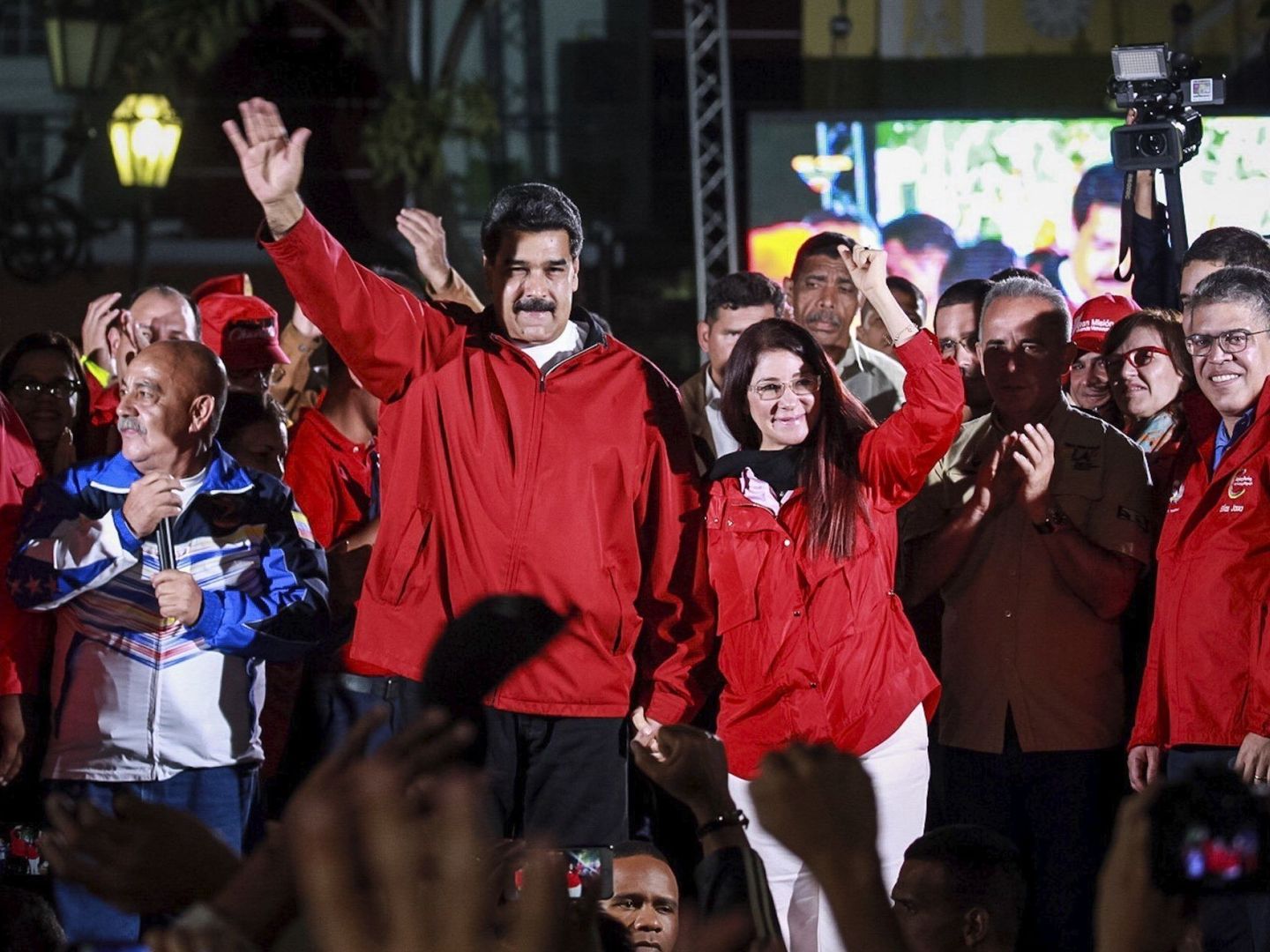 Nicolás Maduro y su esposa Cilia Flores celebran los resultados electorales en la Plaza Bolívar de Caracas, en la madrugada del 30 al 31 de julio de 2017. (EFE)