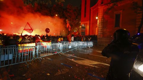 Las protestas de Ferraz mantienen su vigor y persiguen a Sánchez hasta Málaga