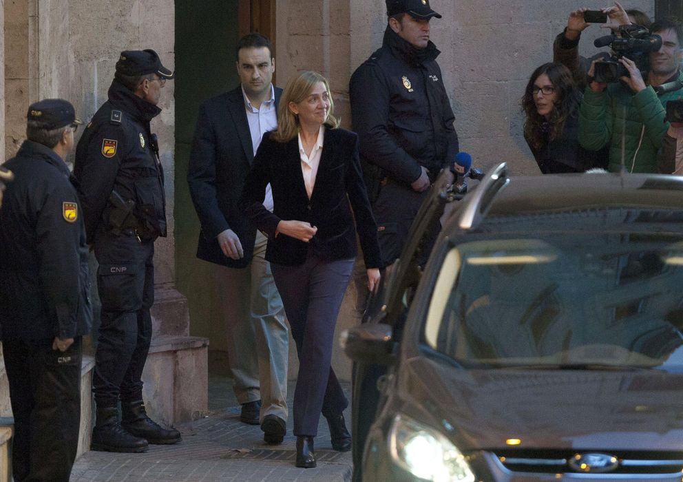 Foto: La infanta Cristina abandona los juzgados tras 6 horas de declaración (EFE)