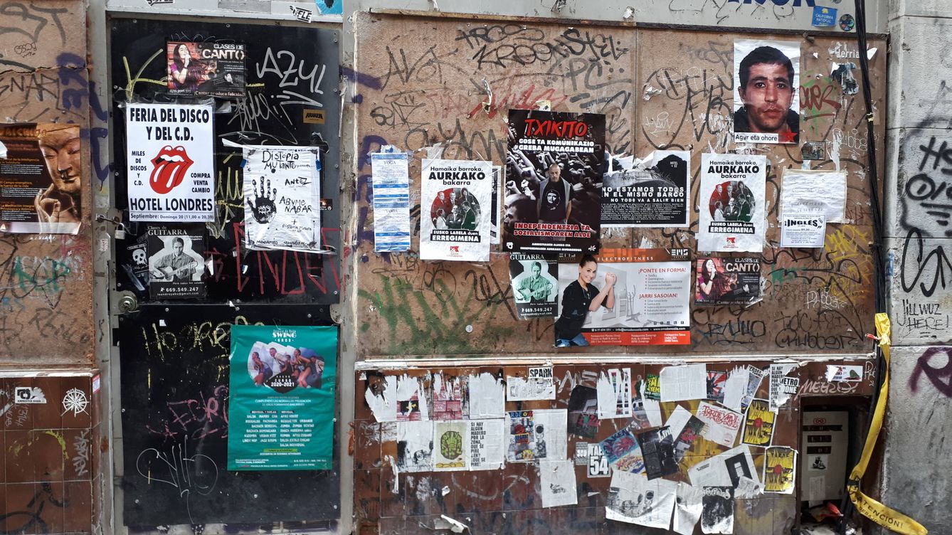 Un panel informativo en la Parte Vieja de San Sebastián con todo tipo de carteles. (EC)