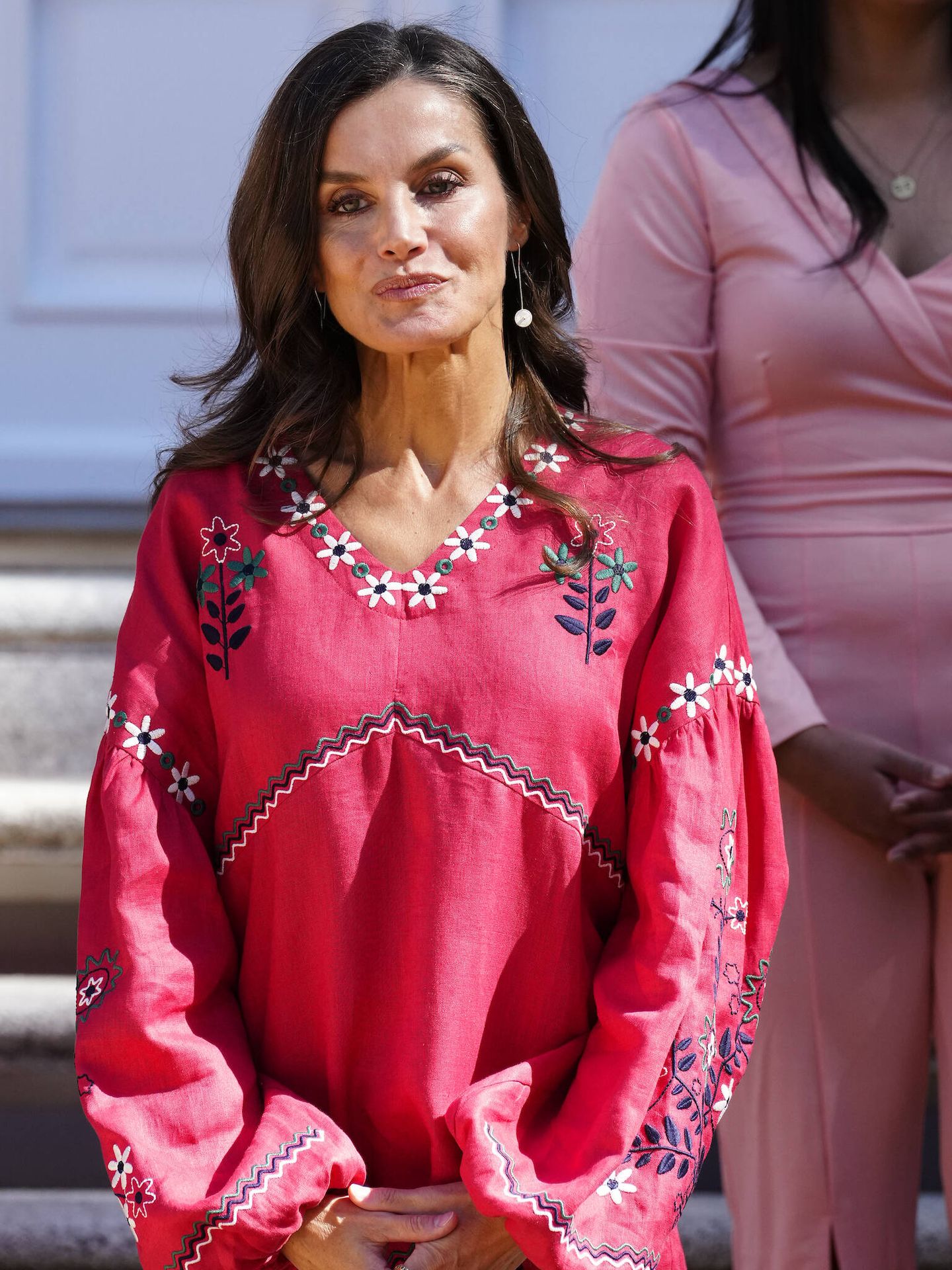 La reina Letizia, con su blusa de la firma ucraniana Etnodim. (LP)