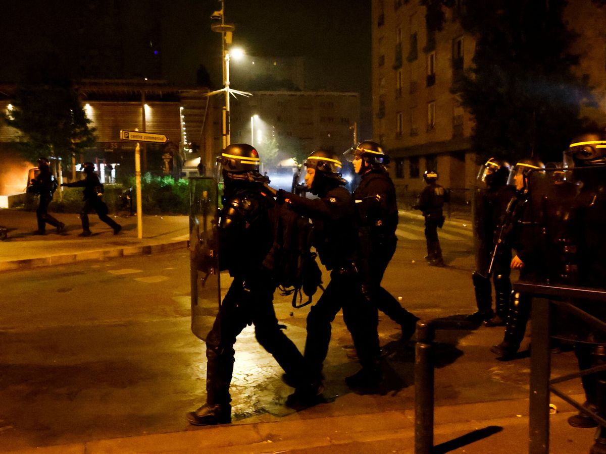 Foto: La policía francesa, durante los disturbios en Francia por la muerte de Nahel (REUTERS/Gonzalo Fuentes)