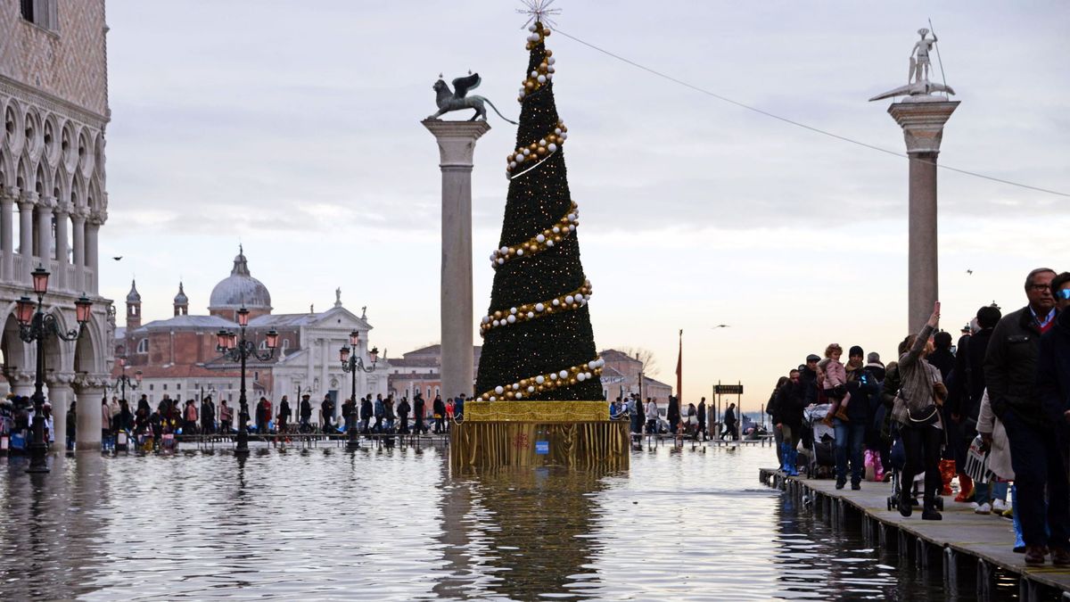 El agua vuelve a subir en Venecia y alcanza los 144 centímetros
