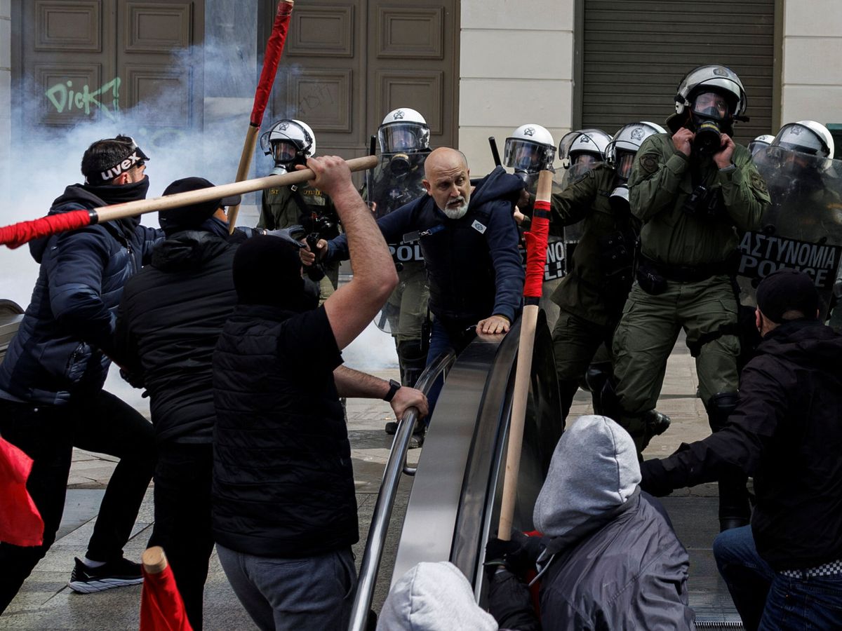 Foto: Choques entre manifestantes y policía en Atenas, Grecia. (Reuters/Alkis Konstantinidis)